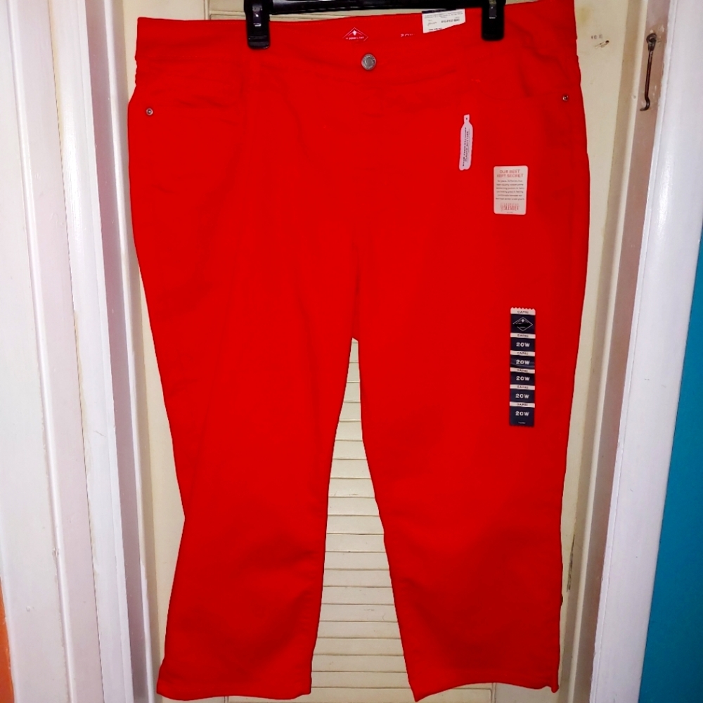 St. John's Bay Red Capri Pants